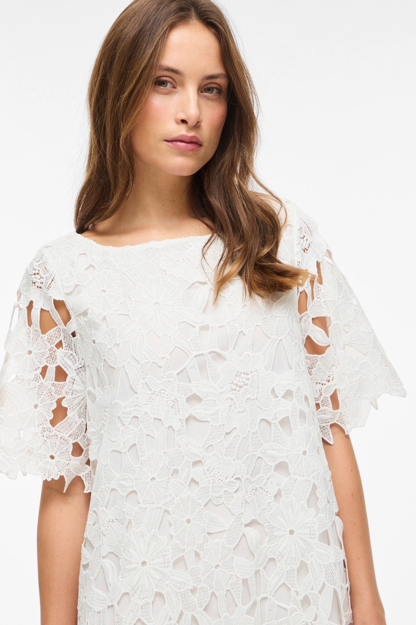Visienna Boatneck Laceshort kjole - Cloud Dancer